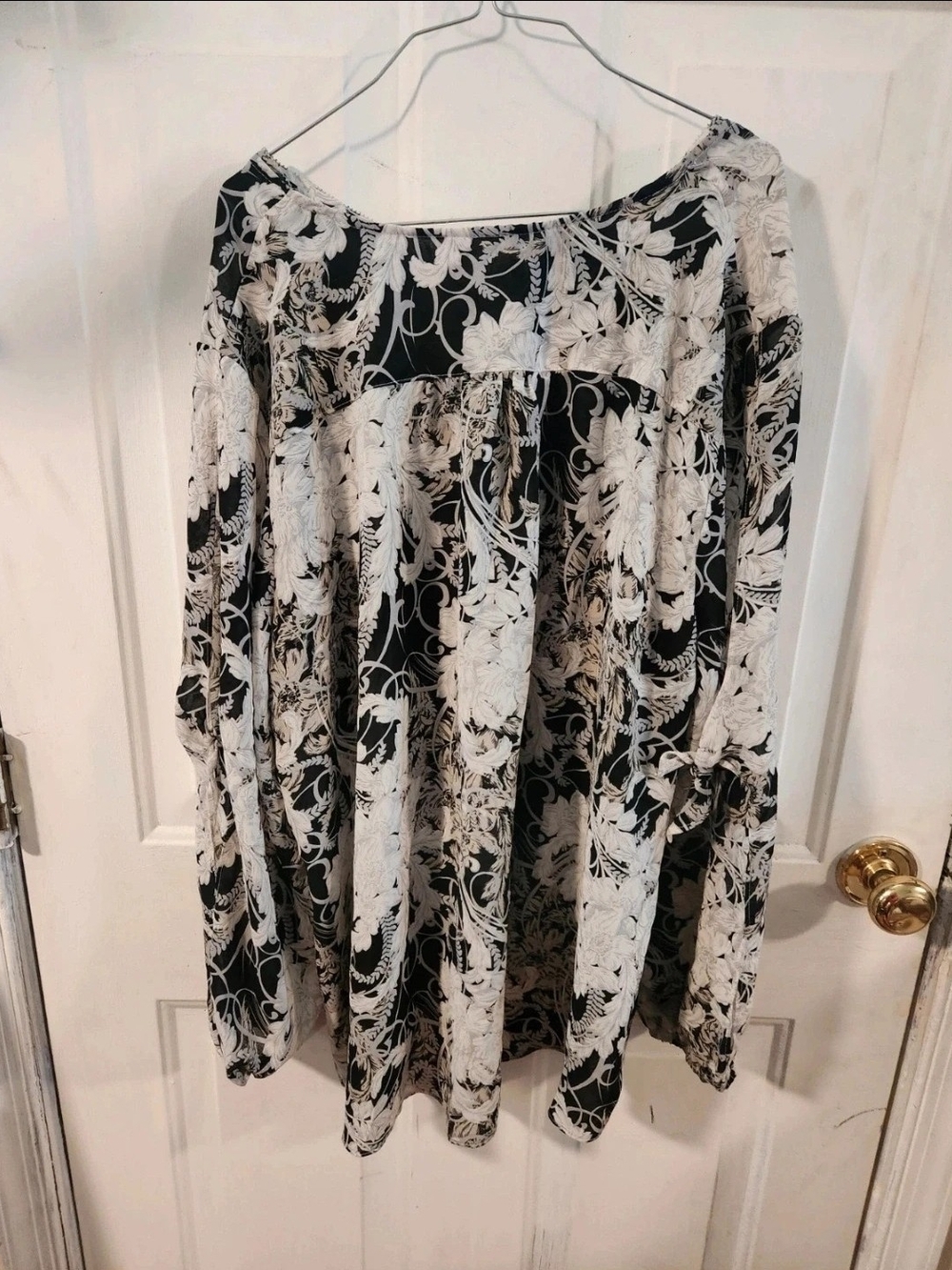 Cato Black and White Floral V-Neck Long-Sleeve Top - Picture 6 of 8